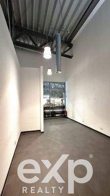 Nebenfläche mit Schaufenster