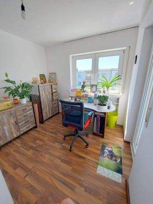 Kinderzimmer 2 im 1 OG mit Balkon