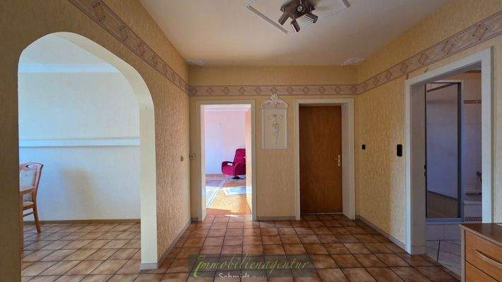 1. OG Diele mit Zugang zu allen Räumen