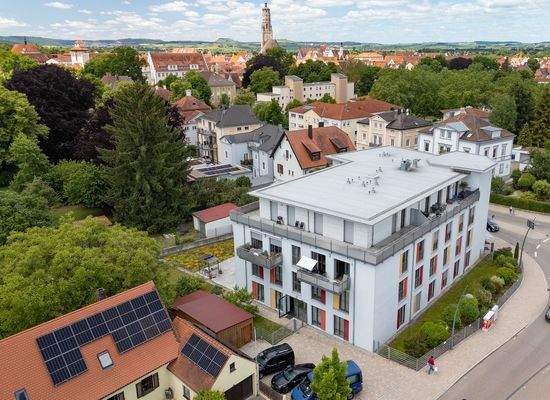 Ein Mehrfamilienhaus eigebettet in grüne Umgebung