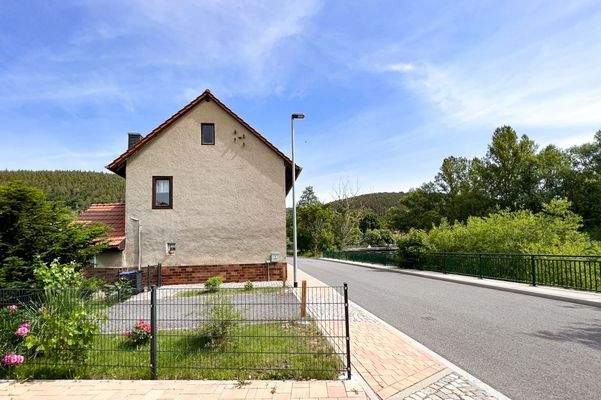 Giebelseite mit PKW- Stellplatz_