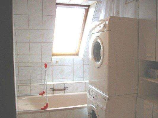 10. Badewanne, Waschmaschine sowie Trockner.jpg