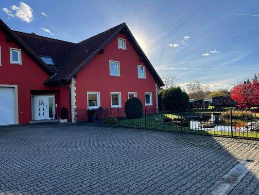 Außenansicht Straßenseite und Hof