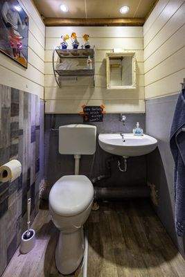 Gewerbe, EG, links: WC Damen