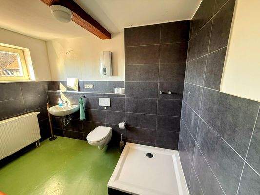 Tageslichtbadezimmer teilsaniert