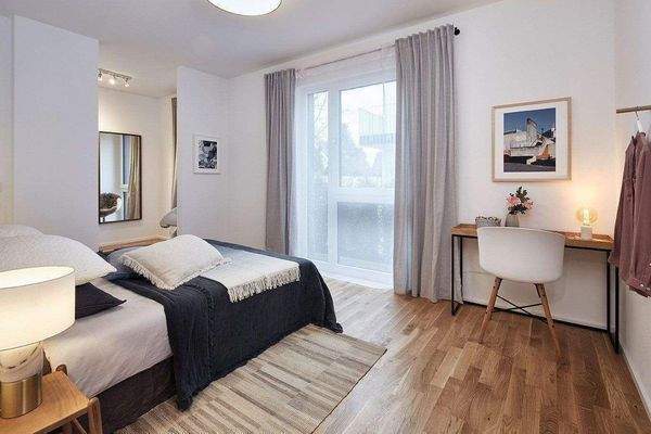 Großes Schlafzimmer mit Ankleidebereich