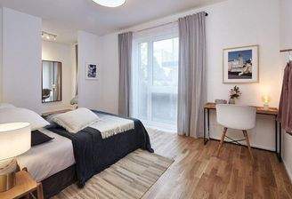 Großes Schlafzimmer mit Ankleidebereich