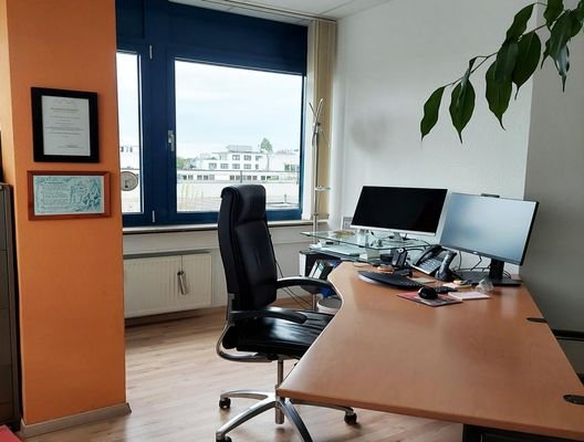 Kleines Eckbüro