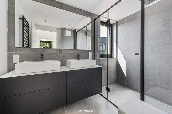 Bad mit Doppelwaschbecken