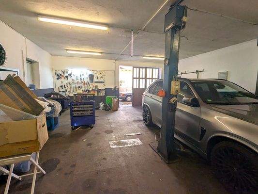Gewerbe (derzeit Kfz-Werkstatt)