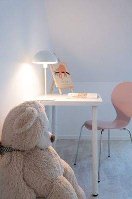 Detail Kindertisch mit Lampe