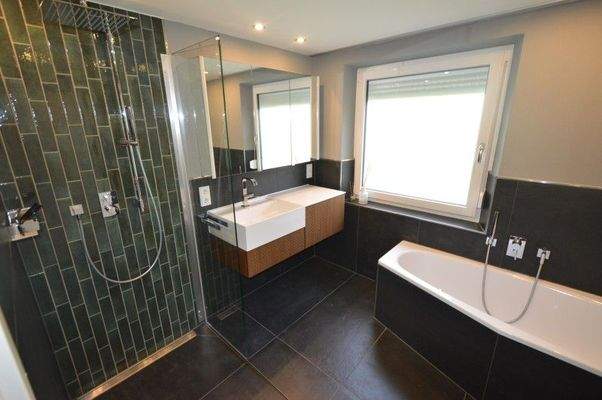 EG:Luxus-Bad mit Wanne+Dusche