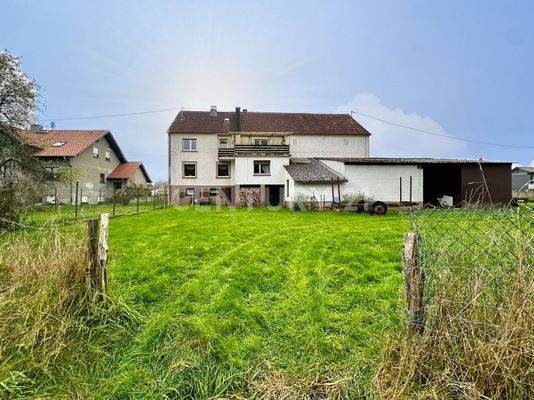 Ein weitläufiger Garten, der in die LAndschaft übergeht