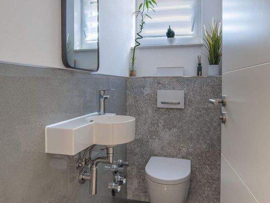 Modernes Gäste WC mit Fenster