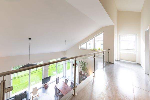 Blick von der Galerie in den Wohnbereich