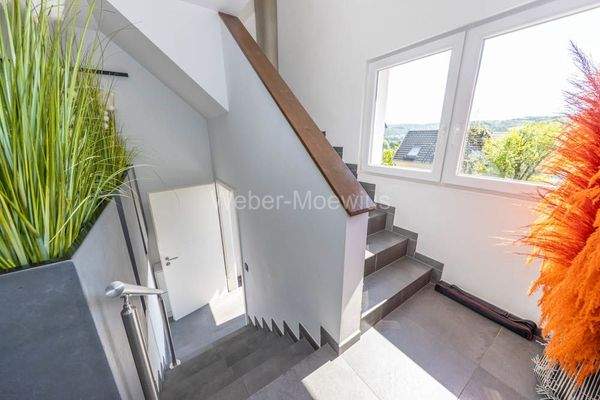 3400 Treppe zum Hausflur