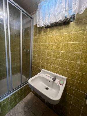 Bad im KG mit Dusche