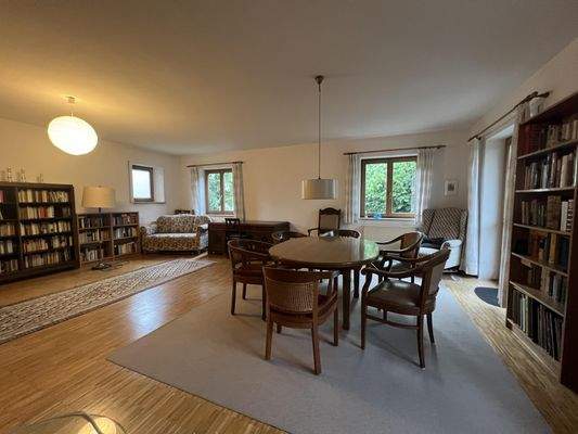 Wohn- und Essbereich mit Zugang zur Terrasse