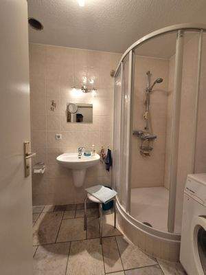 Kleines Haus EG: Bad mit Dusche