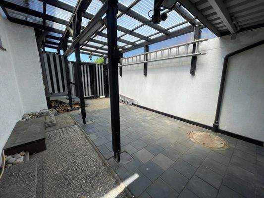 überdachter Eingang