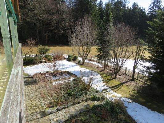 Blick vom Balkon in den Garten 