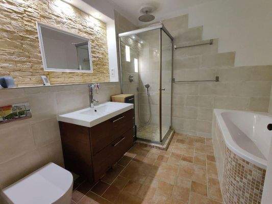 Bad mit Wanne und Dusche