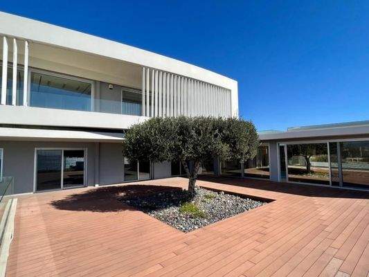 Einzigartige Villa am Meer mit Innenpool, Gärten und Gästehaus