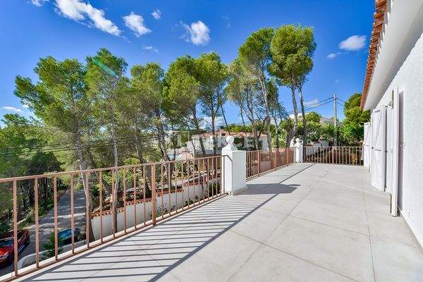 Detached Villa with Private Pool near a Golf Course in Altea