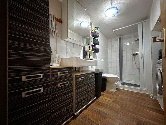 Wohnung 3 Badezimmer: Klare Linien, warme Töne – hier beginnt der Tag ruhig und geordnet