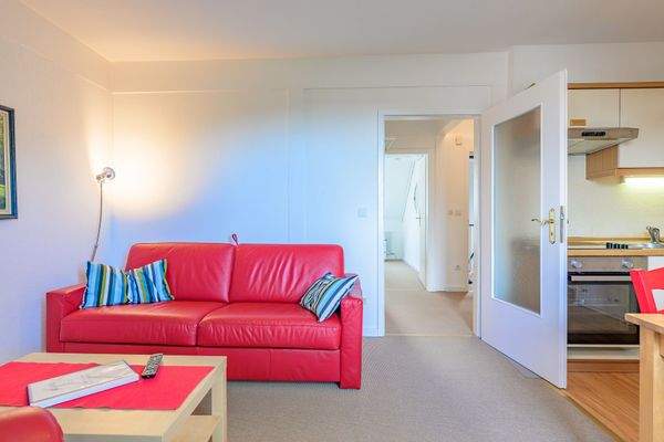 Wohnbereich links, Küchenzeile und Essbereich rech