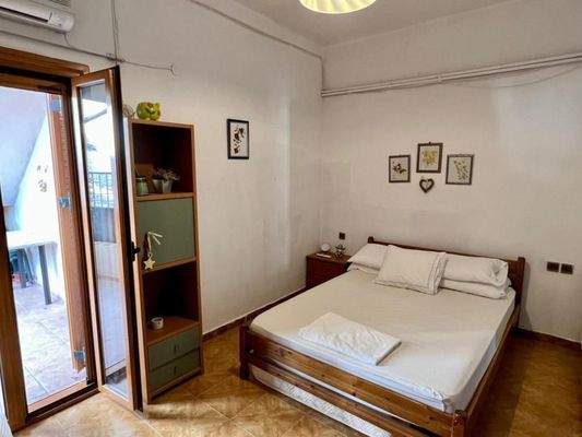 Kreta, Elounda: Wohnung im Zentrum mit Meerblick zu verkaufen