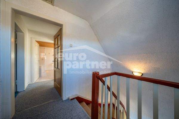 Flur/ Treppe (DG rechter Gebäudeteil)