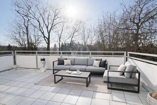 Großzügiger Balkon mit Burgblick