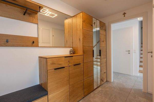 Vorraum mit schönen Vollholzmöbeln