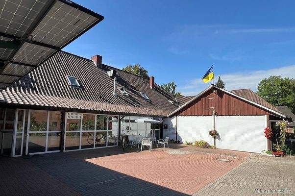 Rückseite mit Garagen