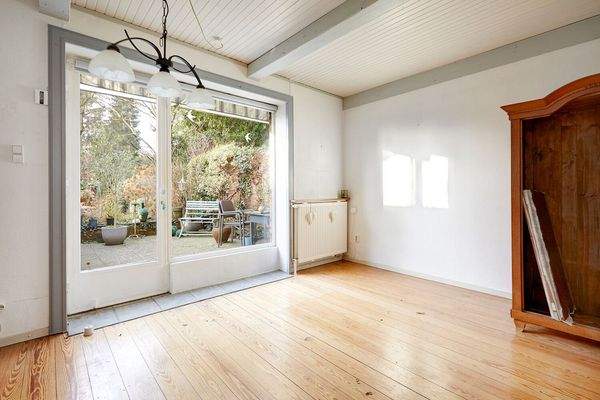 Wohnzimmer mit Zugang zur Terrasse und Garten