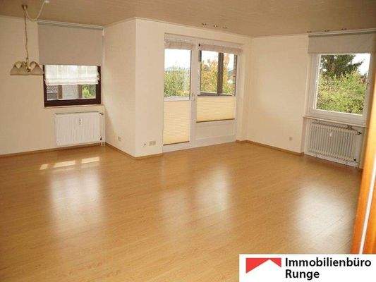 großes Wohnzimmer mit Balkon.jpg