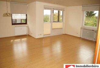 großes Wohnzimmer mit Balkon.jpg