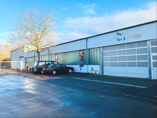 Hallengebäude mit Parkraum (Westseite)