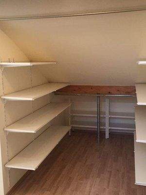 ... mit Nische für Kleidung, etc.