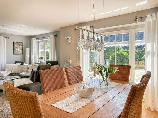 7. Möblierungsbeispiel - Essbereich mit Blick in d