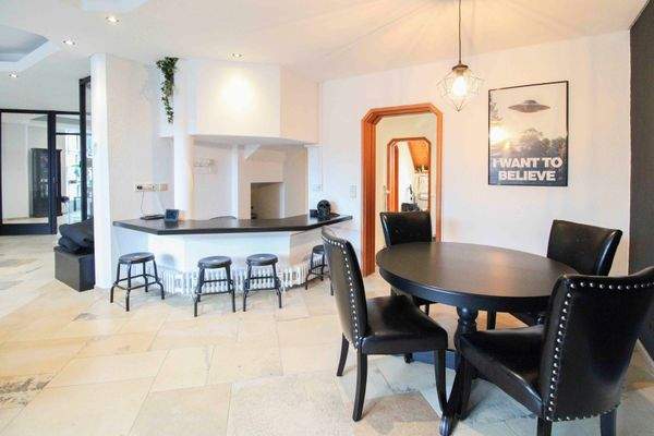 Essbereich  mit angrenzender Bar