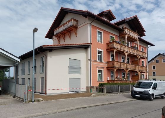 Blick auf die Villa und die Wohnung im Anbau