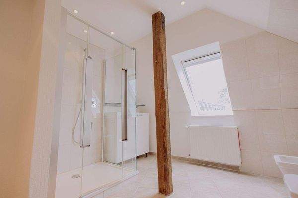 Modernes Bad im Dachgeschoss