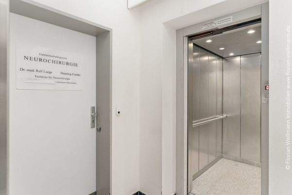 Zugang zur Praxis im 1. Obergeschoss.