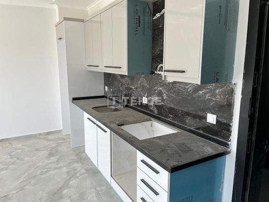 Sea-View Apartments in a Social Compound in Mahmutlar Alanya