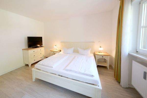 Geräumiges Schlafzimmer mit Zugang zum Balkon