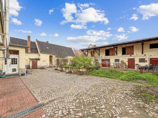 Innenhof und Nebengelass