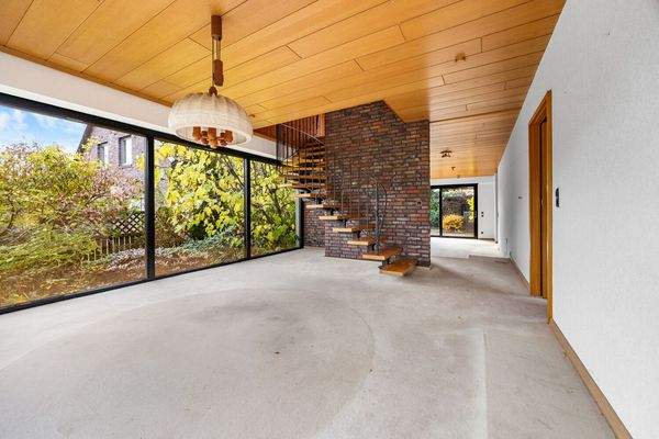 Wohn-Essbereich mit Treppe