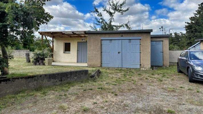Garage und Sitzplatz